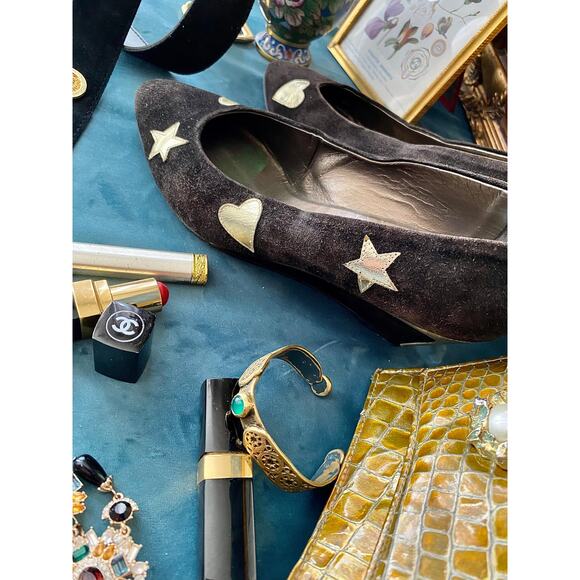 Vintage Suede Wedge Pumps: Black with Gold Stars, Size 8 - Picture 6 of 7